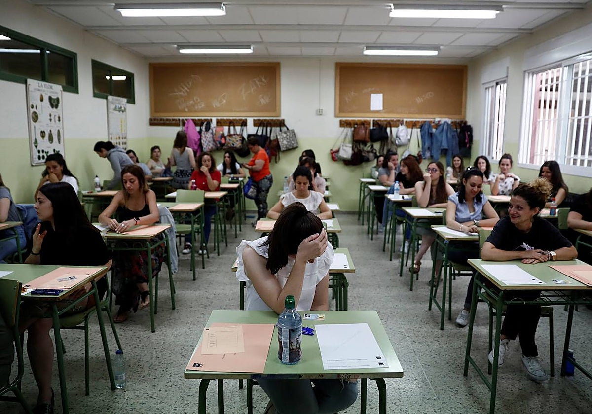 Varias opositoras momentos antes de examinarse