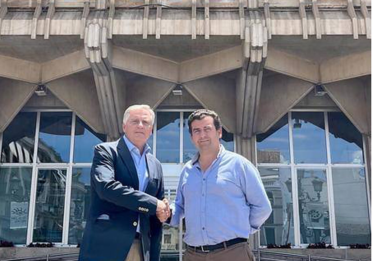 Paco Cañizares y Ricardo Chamorro tras la firma del acuerdo municipal