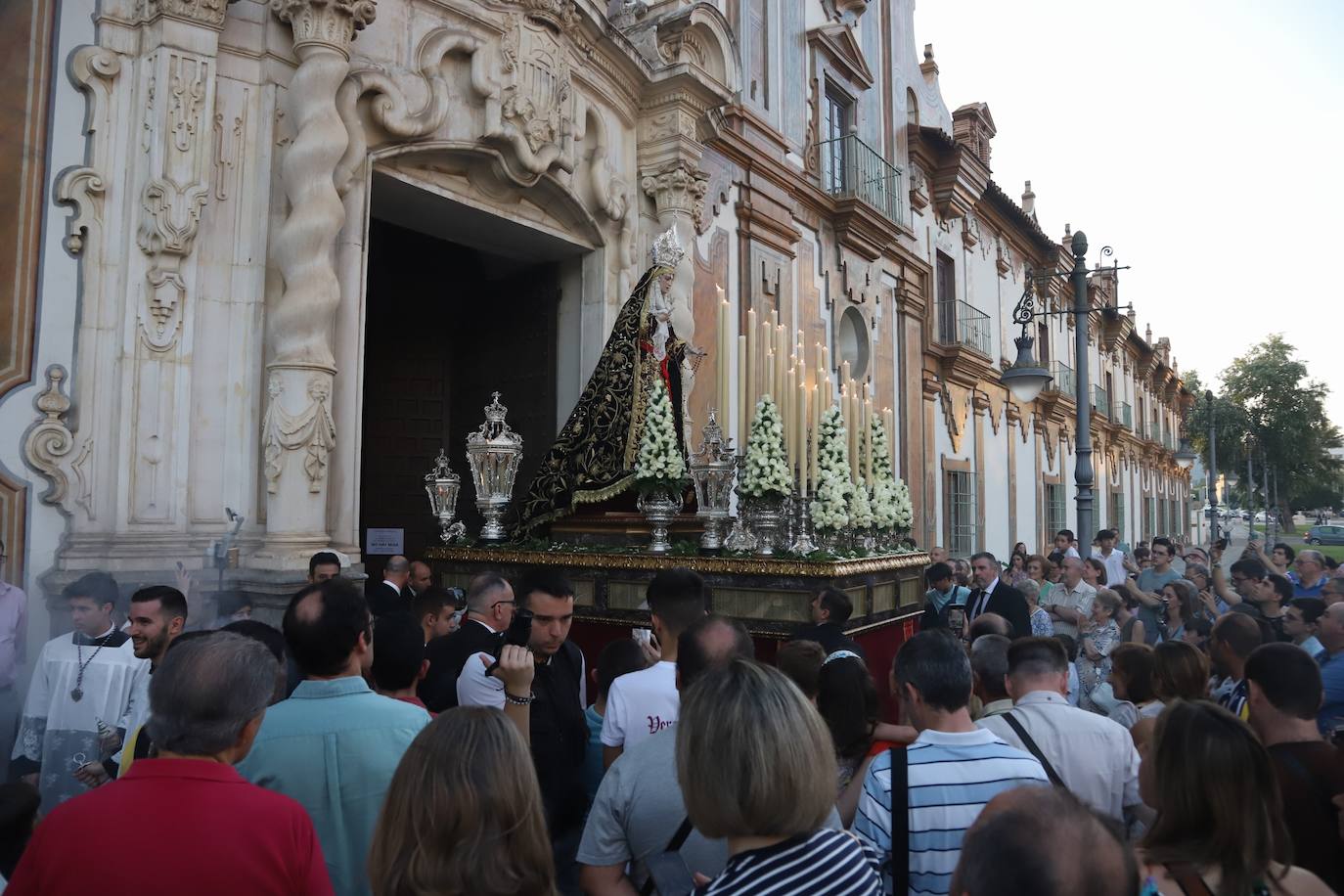 La procesión de la Virgen de la Quinta Angustia en Córdoba, en imágenes
