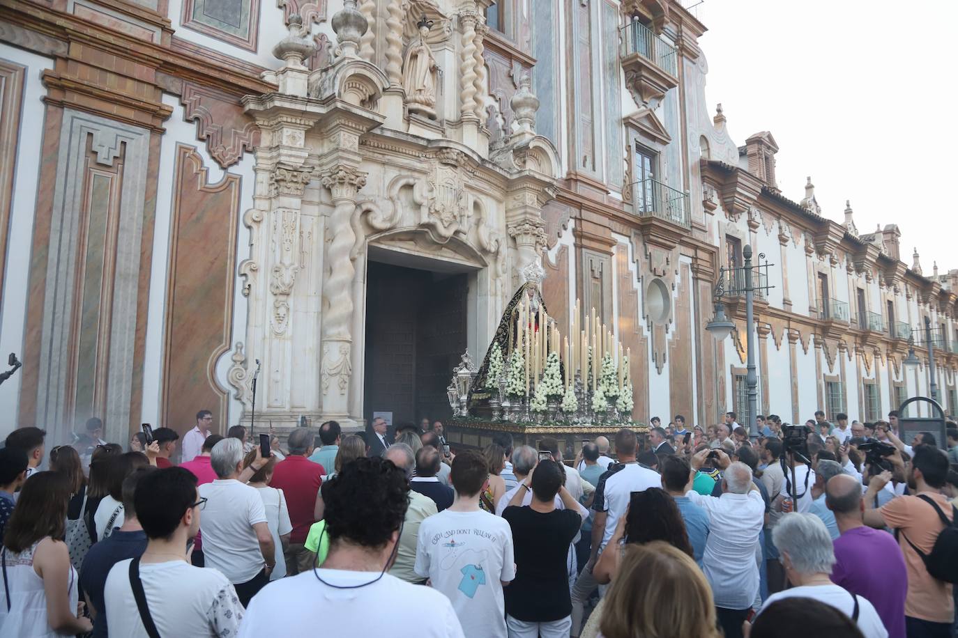 La procesión de la Virgen de la Quinta Angustia en Córdoba, en imágenes
