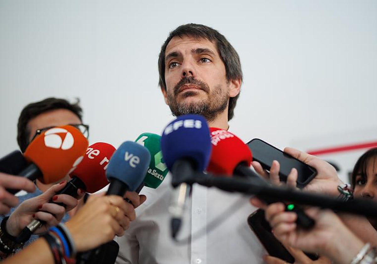 El portavoz de Sumar, Ernest Urtasun, ofrece declaraciones a los medios, a 16 de junio de 2023, en Madrid (España). Durante sus declaraciones, ha hecho una valoración respecto a la última encuesta del CIS publicada tras la convocatoria de las elecciones generales para el 23J