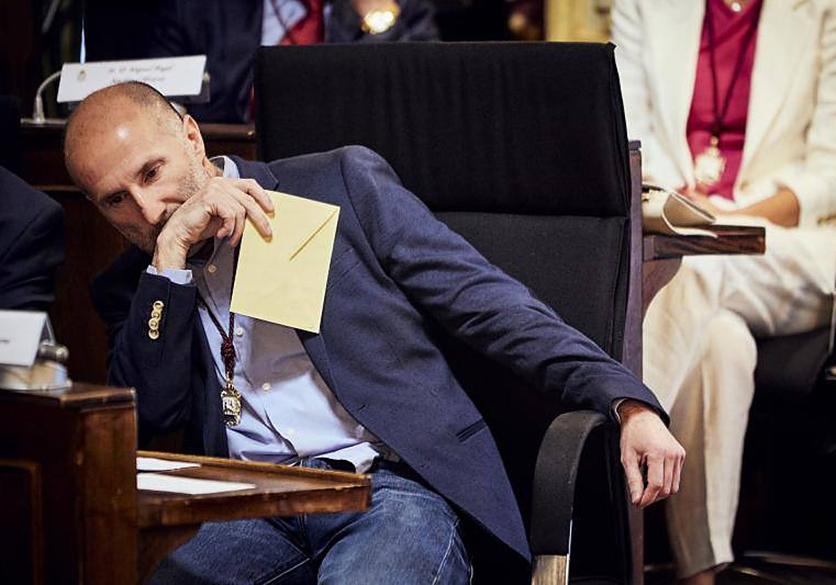 El alcalde de Orense, Gonzalo Pérez Jácome, durante el acto de su investidura, este sábado en el Concello