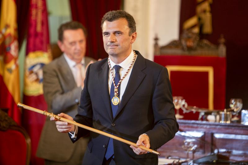 El nuevo alcalde de Cádiz, Bruno García (PP), sostiene el bastón de mando durante el pleno constitutivo del Consistorio﻿