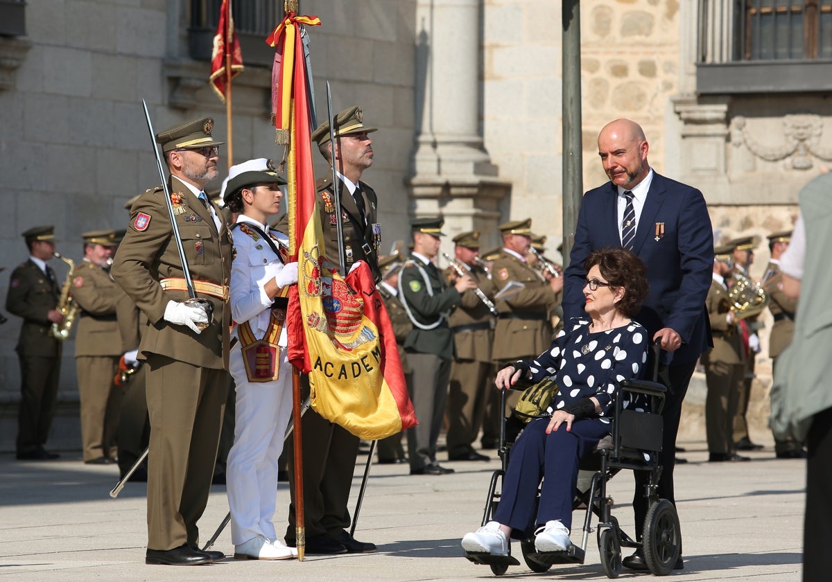 Una ciudadana se acerca a la bandera para rendirle homenaje