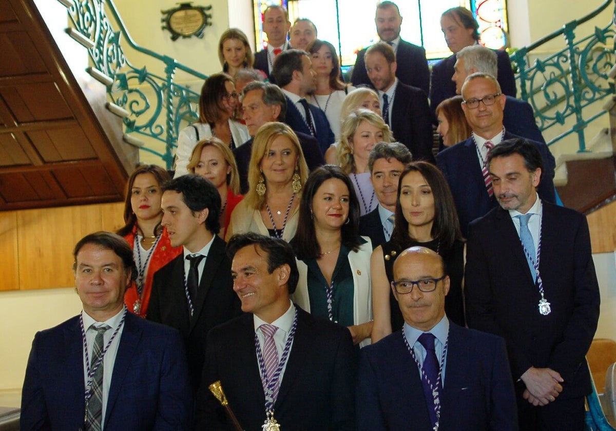 Foto de familia de la nueva corporación en las escaleras de la Casa Consistorial