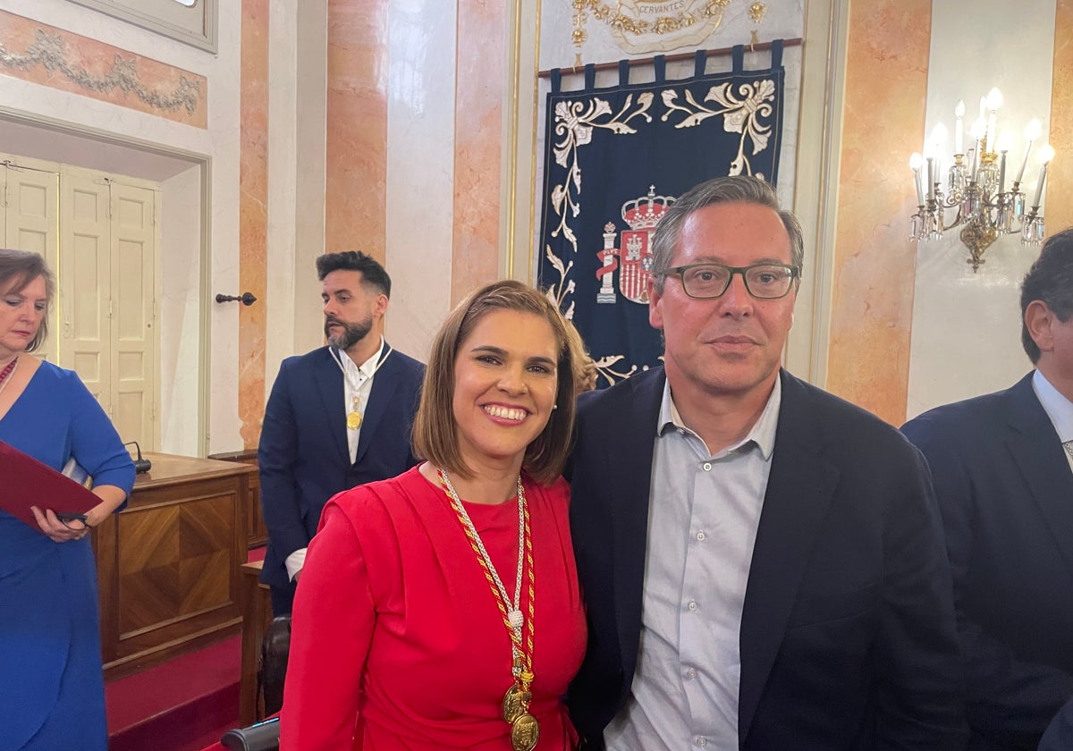 El secretario general del PP, Alfonso Serrano, junto a la nueva alcaldesa de Alcalá, Judith Piquet