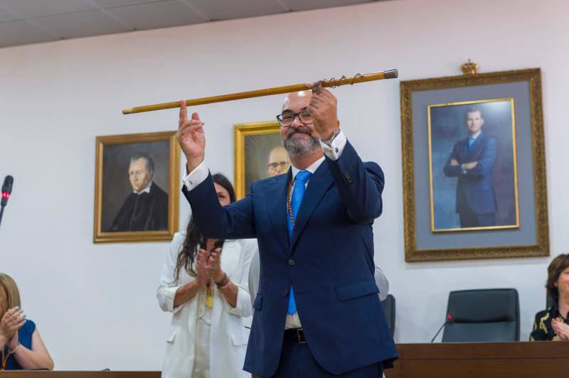 El alcalde entrante, Vicent Roig (PP), muestra el bastón de mando en la sesión de constitución del Ayuntamiento de Sant Josep, en Ibiza