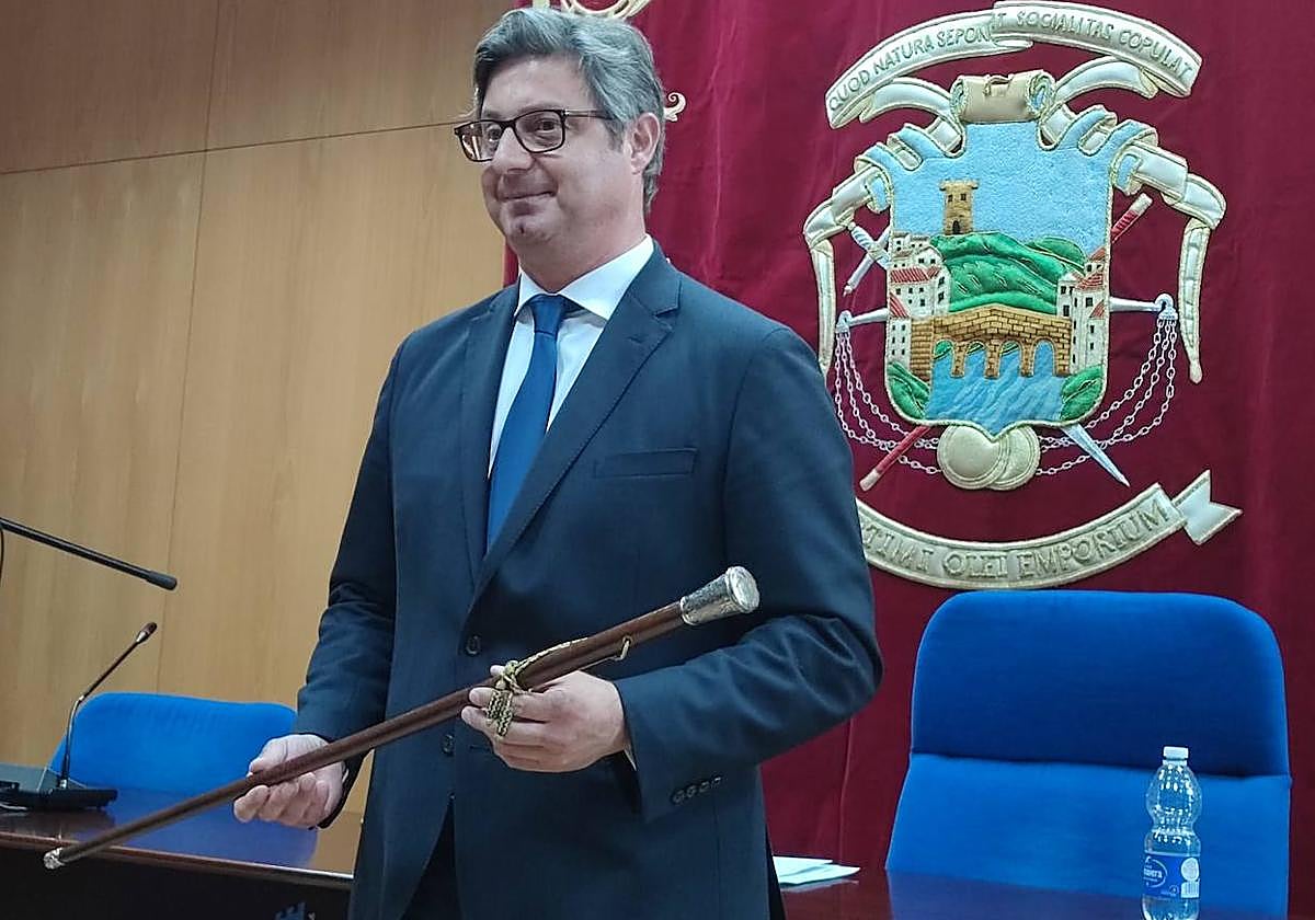 Sergio Velasco, mostrando el bastón de mando de Puente Genil en la sesión de investidura