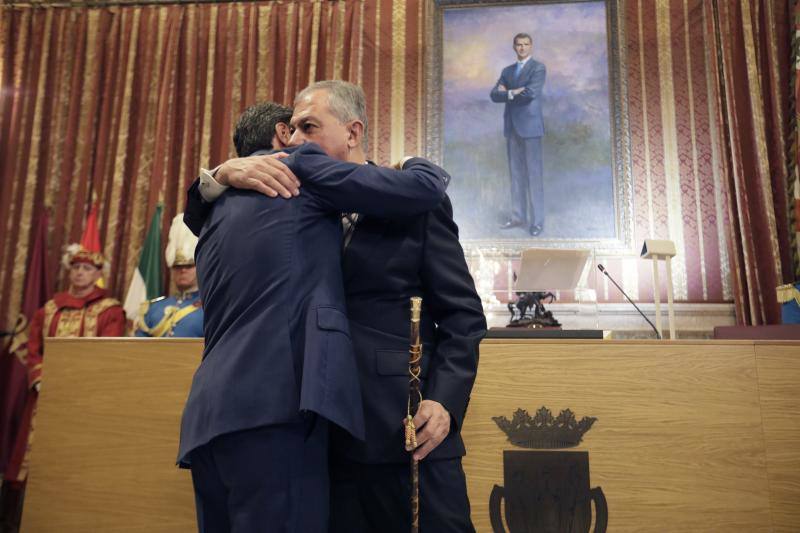 José Luis Sanz (PP) se abraza al presidente de la Junta de Andalucía, Juan Manuel Moreno Bonilla, en la toma de posesión como alcalde de Sevilla