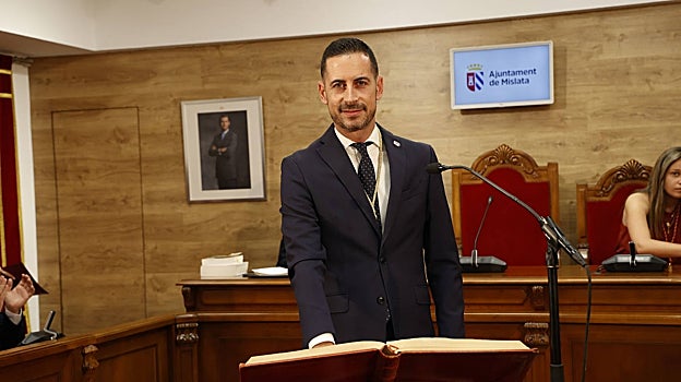 Imagen del alcalde de Mislata, Carlos Fernández Bielsa, este sábado durante la toma de posesión