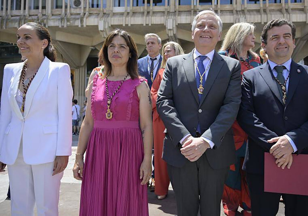 Francisco Cañizares posa con el bastón de mando de la Alcaldía de Ciudad Real