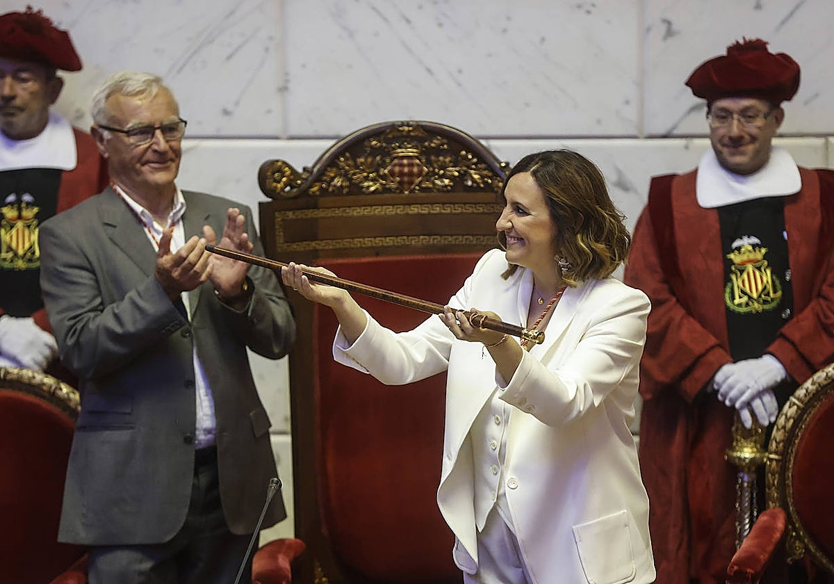 Imagen de la nueva alcaldesa de Valencia, María José Catalá, tras recibir la vara de mando