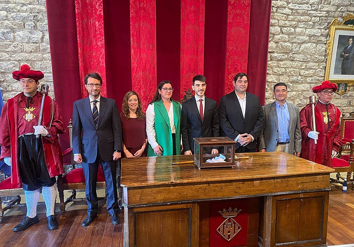 Imagen del nuevo Gobierno municipal de Morella (Castellón) con el nuevo alcalde, Bernabé Sangüesa