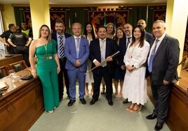 El popular Julio Pérez toma posesión como alcalde de Maracena cinco meses después del secuestro de la concejal