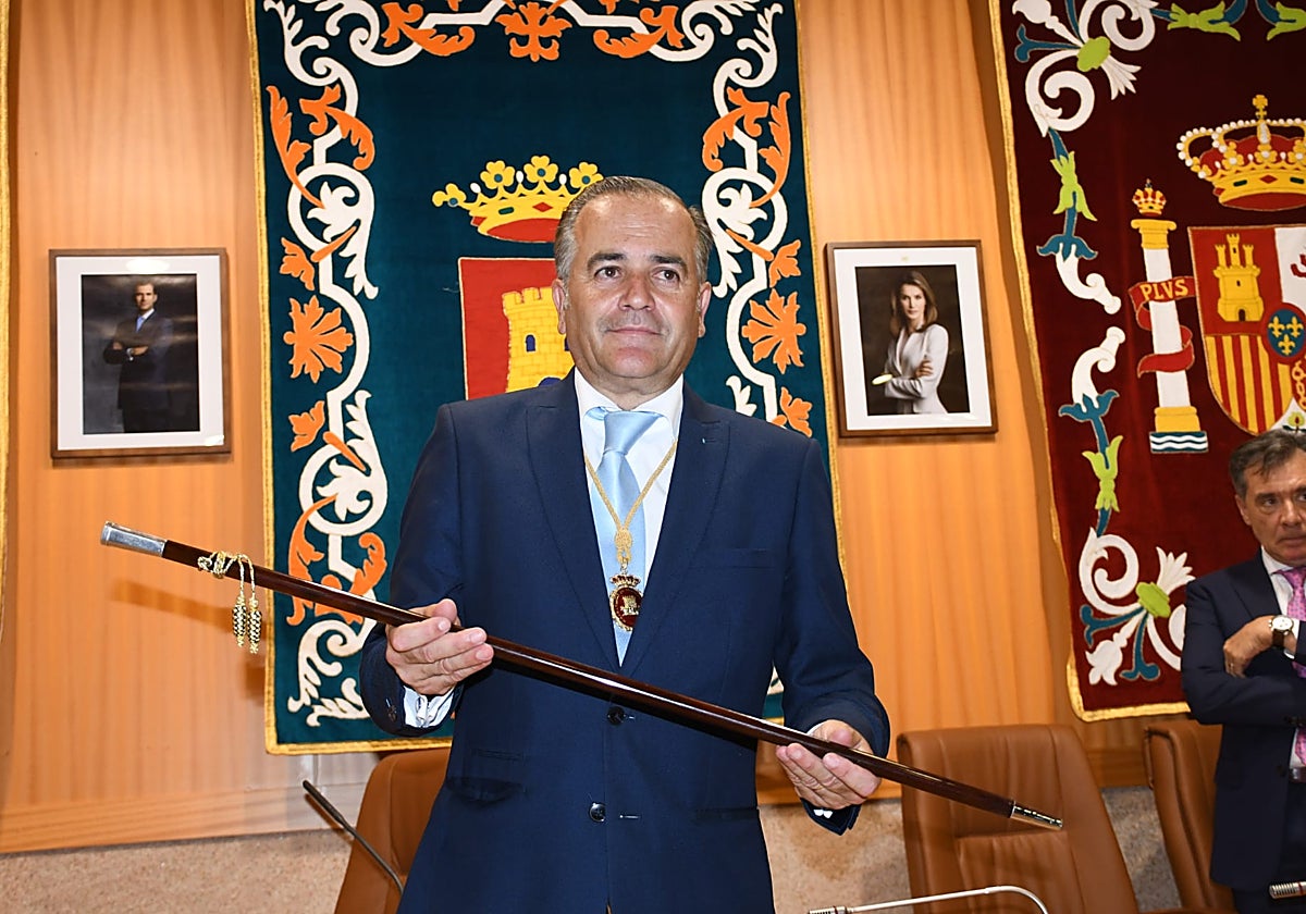 José Julián Gregorio con el bastón de mando municipal