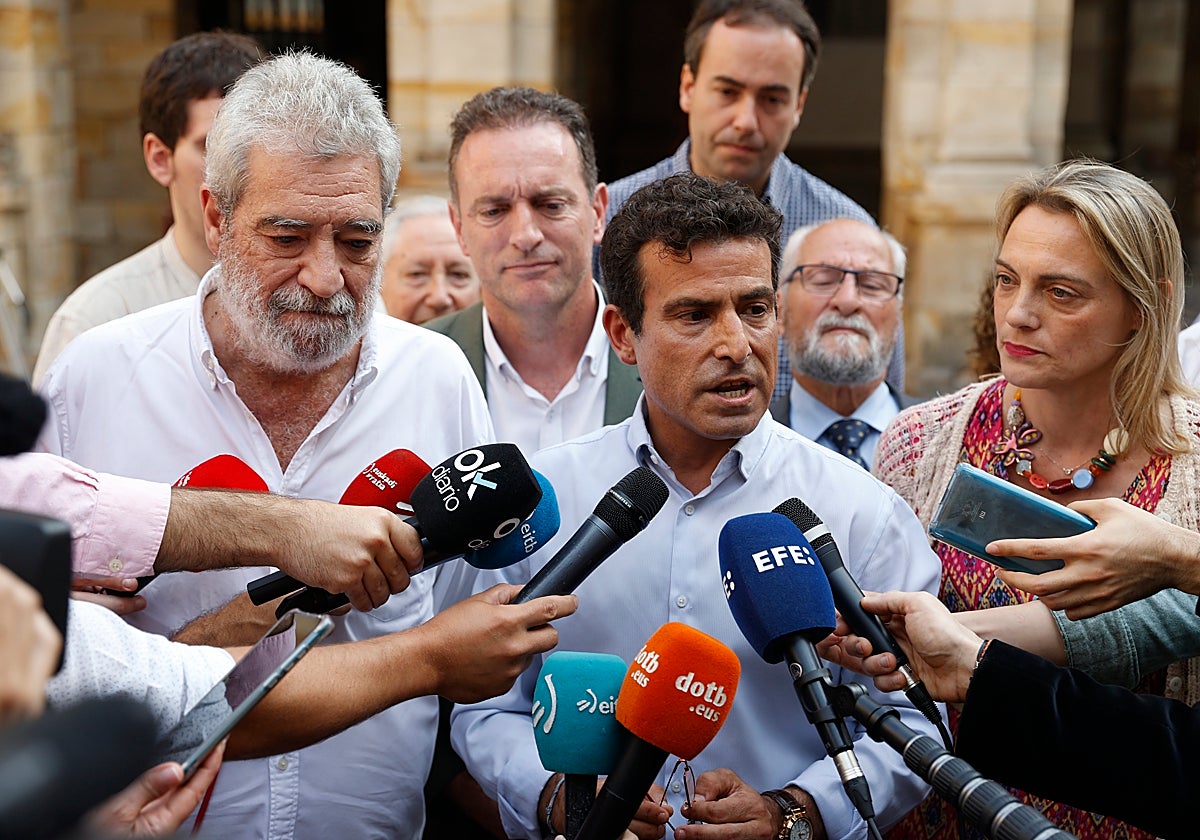 El único concejal del PP en Durango, Carlos García, respaldado este sábado por el jefe de gabinete de Isabel Díaz Ayuso, Miguel Ángel Rodríguez, antes de evitar que el consistorio caiga en manos de Bildu