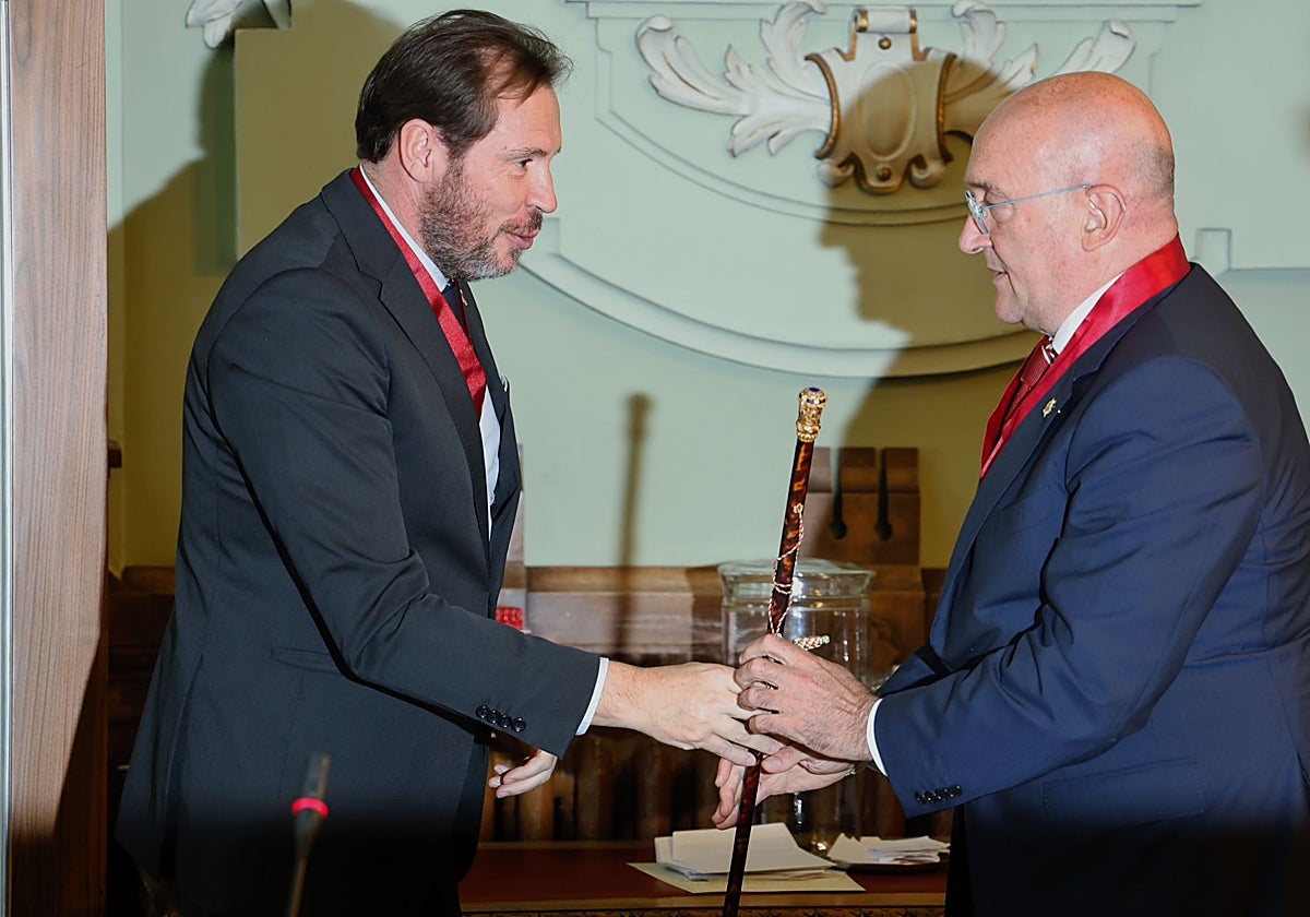 Óscar Puente cede a Jesús Julio Carnero el bastón de mando del Ayuntamiento de Valladolid