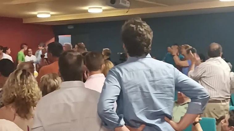 Vecinos de Don Benito se concentran en el pleno de constitución entre gritos de 'si a la fusión'