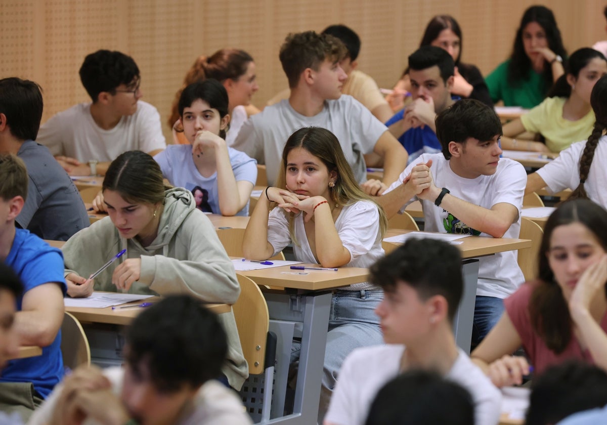 Imagen de varios estudiantes examinándose de la Selectividad este 2023 en la facultad de medicina y enfermería de Córdoba