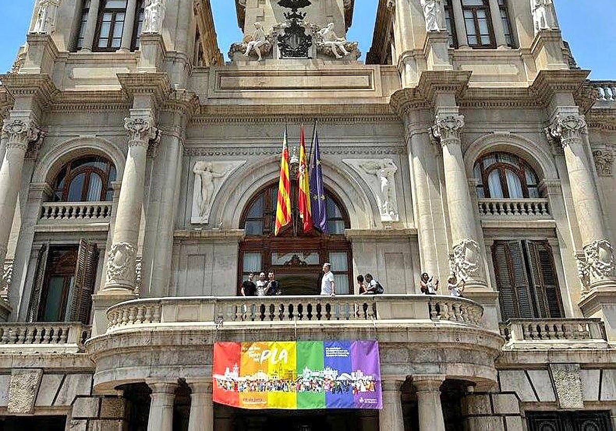 Imagen de la pancarta con motivo del Orgullo 2023 que se colgó el viernes en el balcón del Ayuntamiento de Valencia