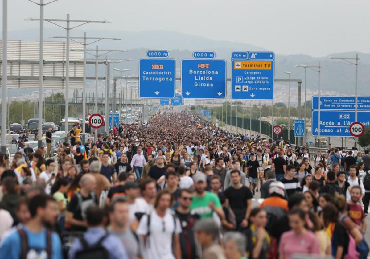 Miles de personas convocadas por Tsunami Democràtic se dirigen a asaltar el aeropuerto de El Prat