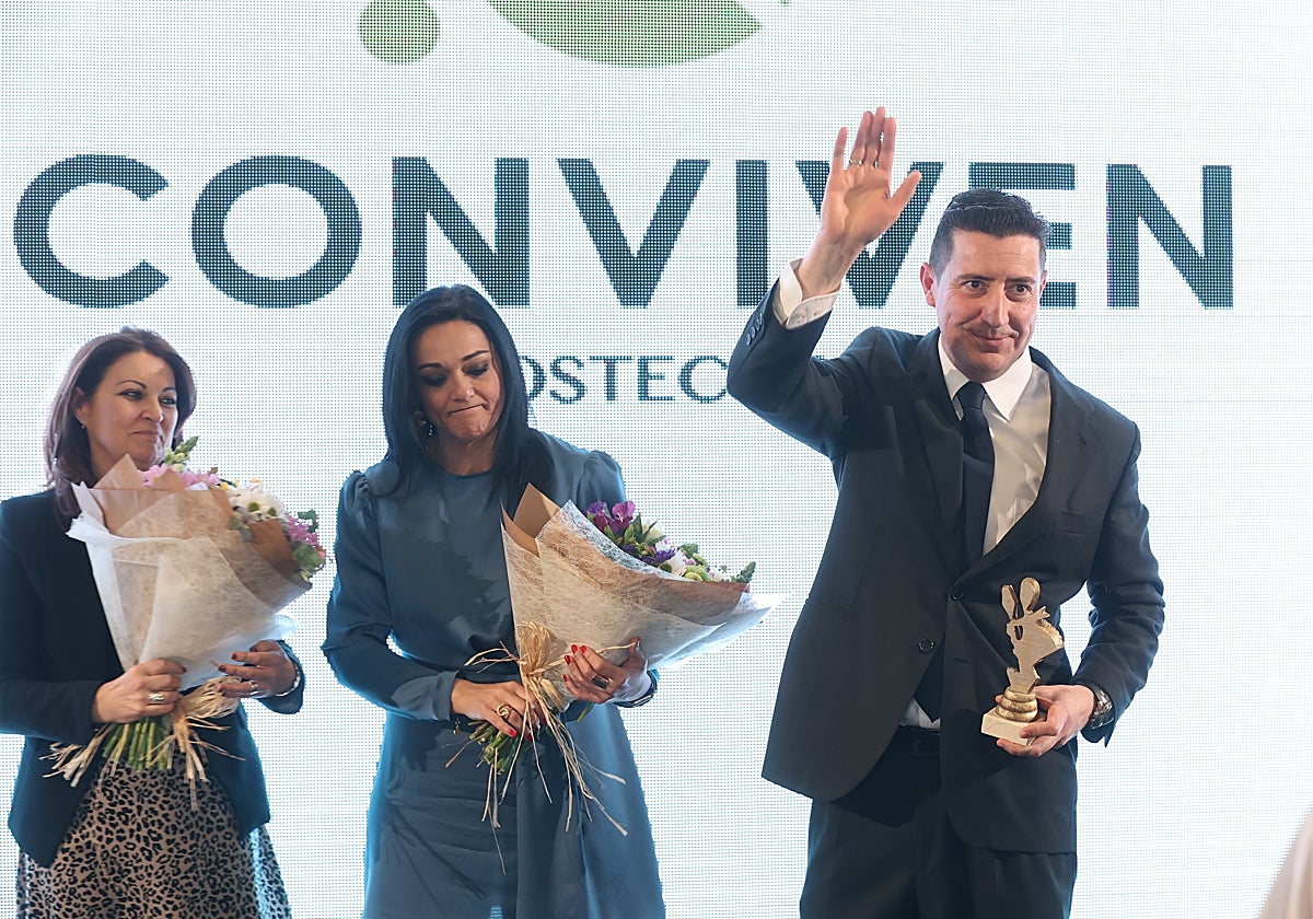 Fran de la Torre saluda en un acto de Hostecor