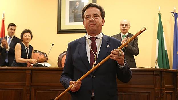 El popular Aurelio Fernández muestra el bastón de mando tras ser elegido alcalde de Lucena