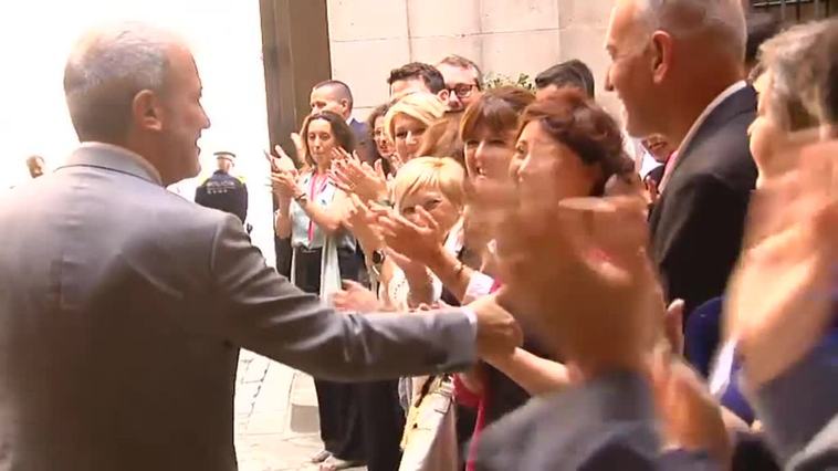 Collboni recibido entre aplausos a su llegada al ayuntamiento de Barcelona