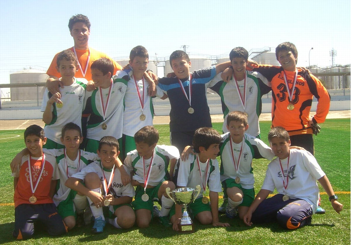 El alevín de las Escuelas Deportivas de Bolaños, entrenado por Rafa Rubio, que se proclamó campeón provincial. Fran, abajo, segundo a la derecha