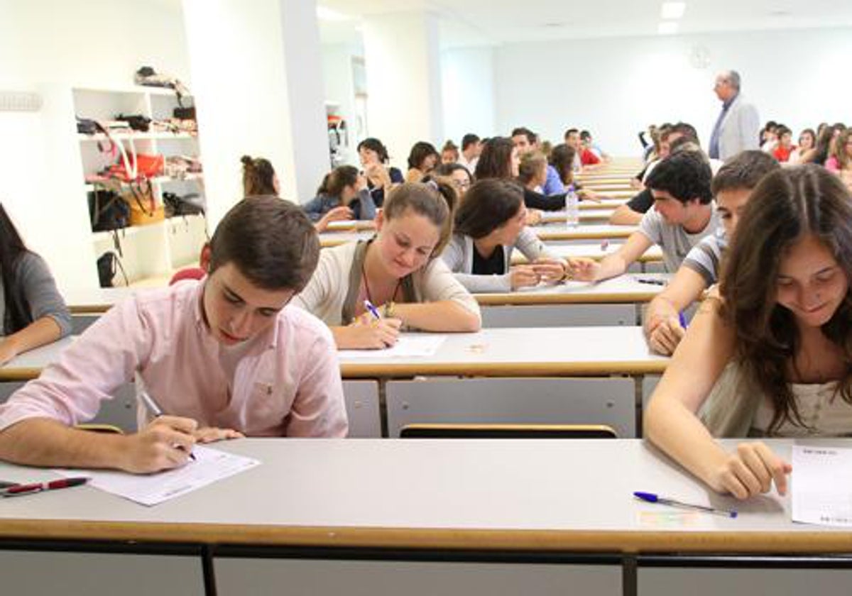 Estudiantes en un aula de la universidad