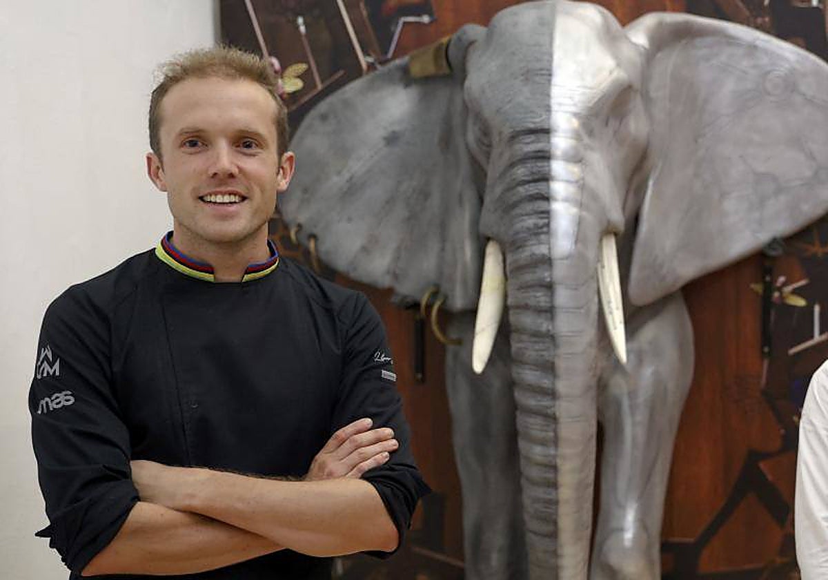 Crusellas, con elefante, recién instalado en Barcelona