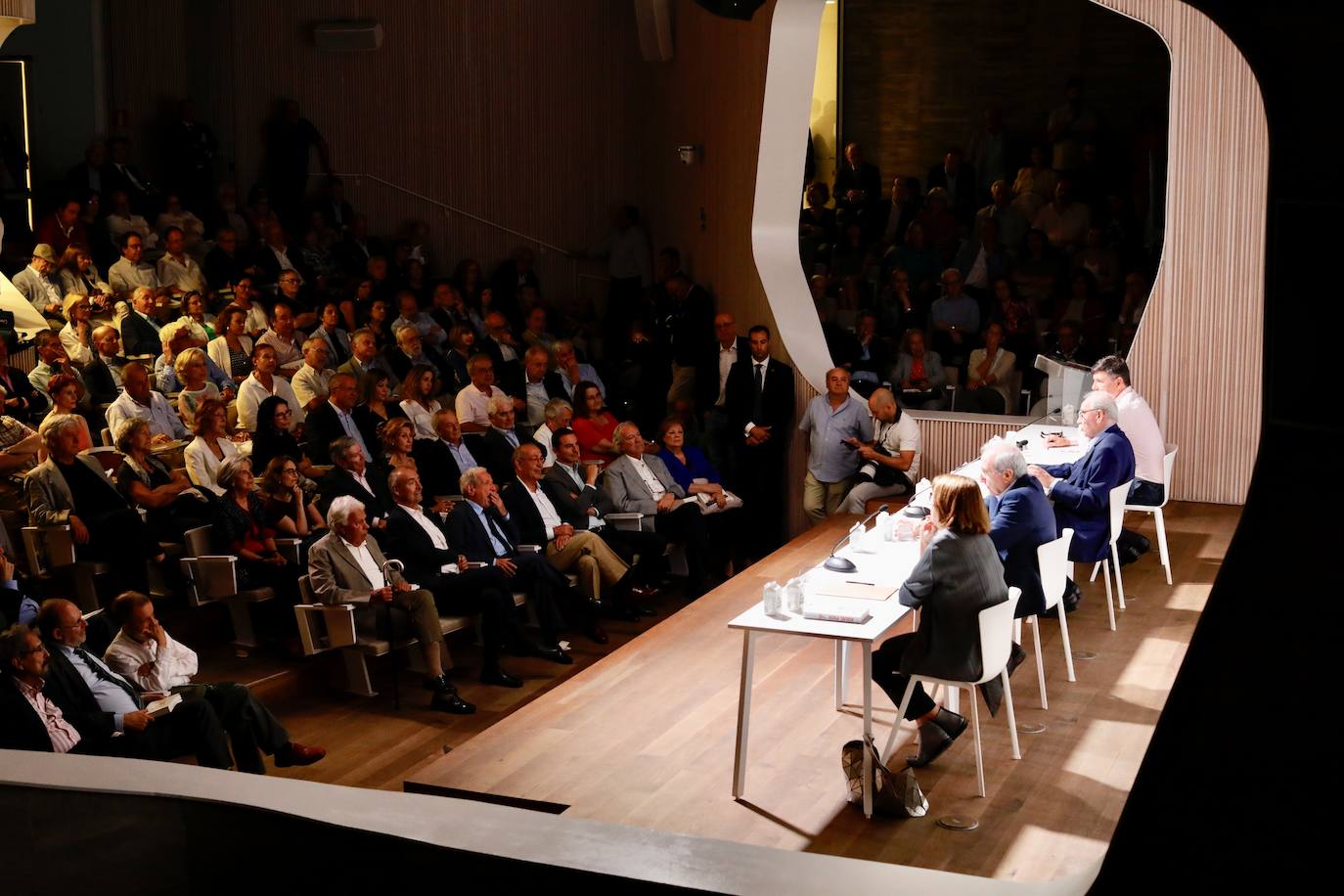 Virgilio Zapatero , acompañado en la mesa central por el exvicepresidente Alfonso Guerra, la exportavoz del Gobierno Rosa Conde y el exministro del PP y editor de la obra, Manuel Pimentel