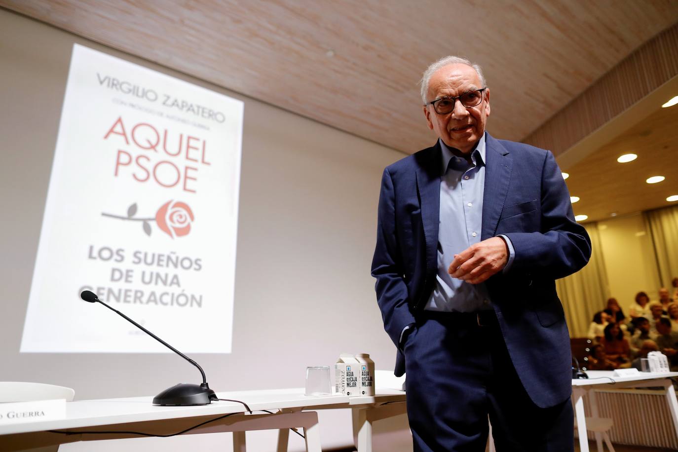 Alfonso Guerra, de fondo la portada del libro de Virgilio Zapatero