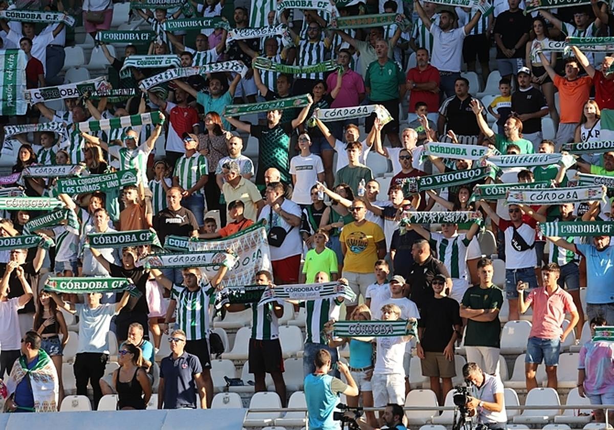 La afición del Córdoba presente en El Arcángel durante un partido de la temporada