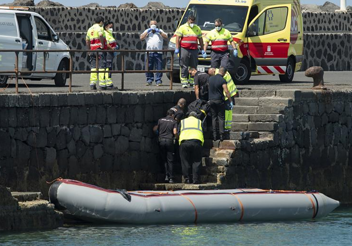 Desembarco del cadáver de la mujer embarazada fallecida en la travesía