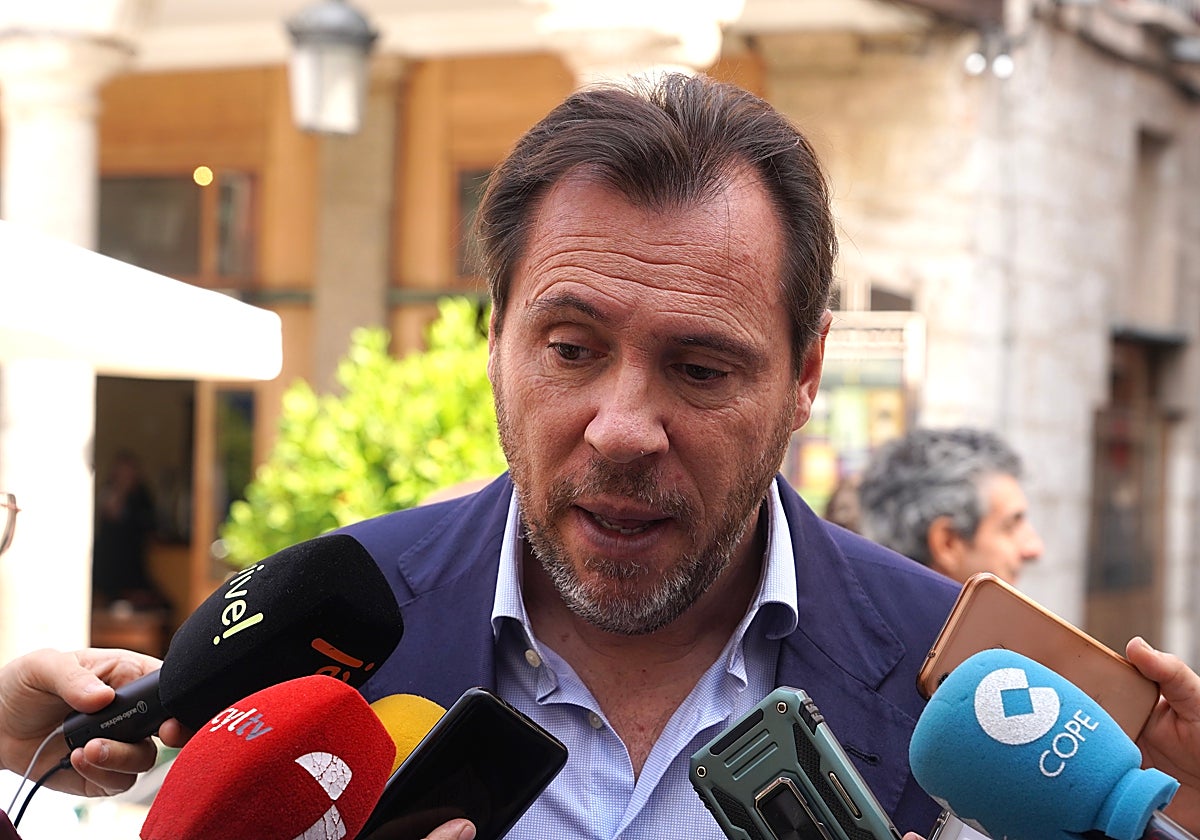 El presidente del Grupo Municipal Socialista en el Ayuntamiento de Valladolid, Óscar Puente, atiende a los medios de comunicación