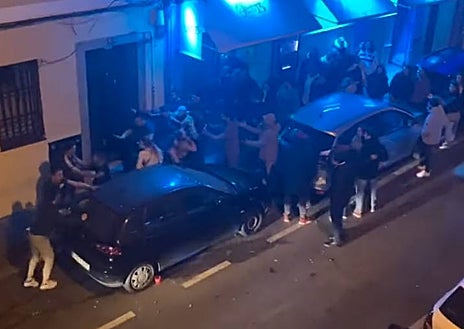 Imagen secundaria 1 - Capturas de algunas de las peleas de los últimos meses en la calle del Olvido