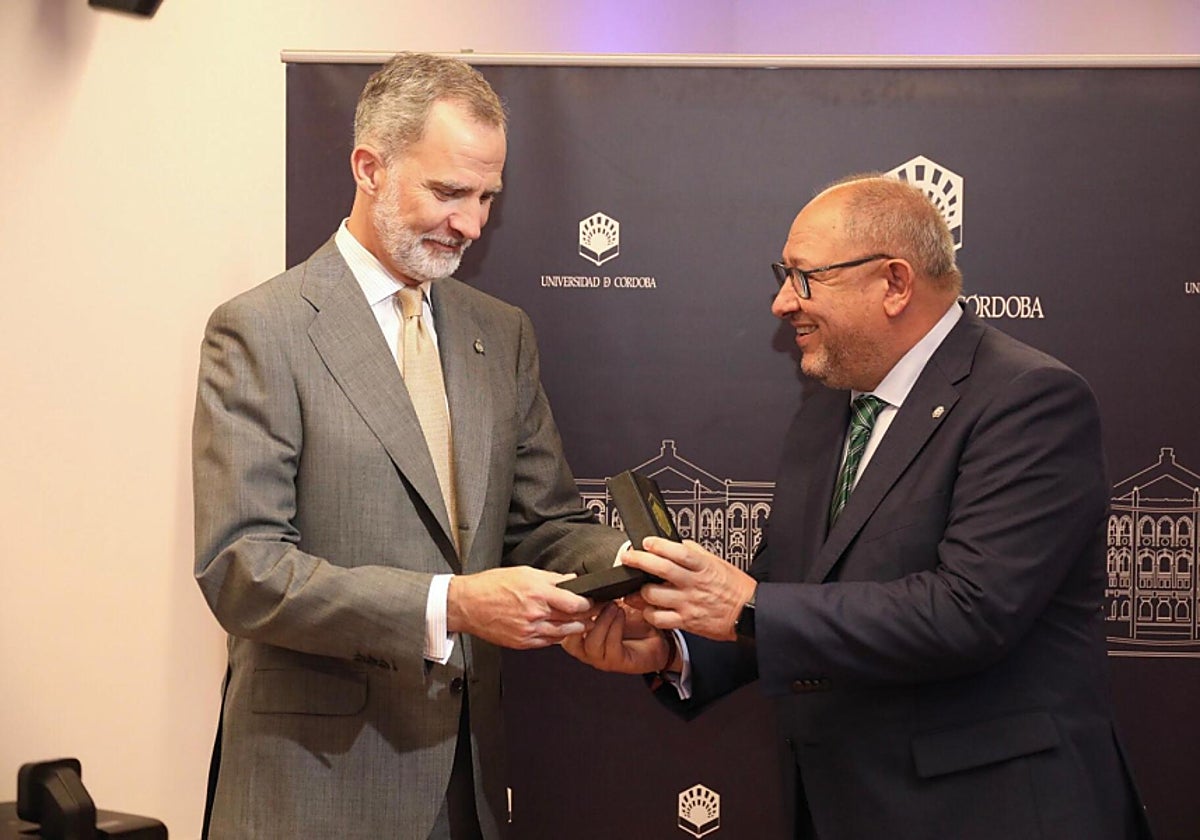 Su Majestad don Felipe recibe del rector de la Universidad de Córdoba la medalla Averroes