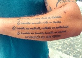 El tatuaje de un hombre en Granada con el discurso de Macarena Olona sobre la violencia de género