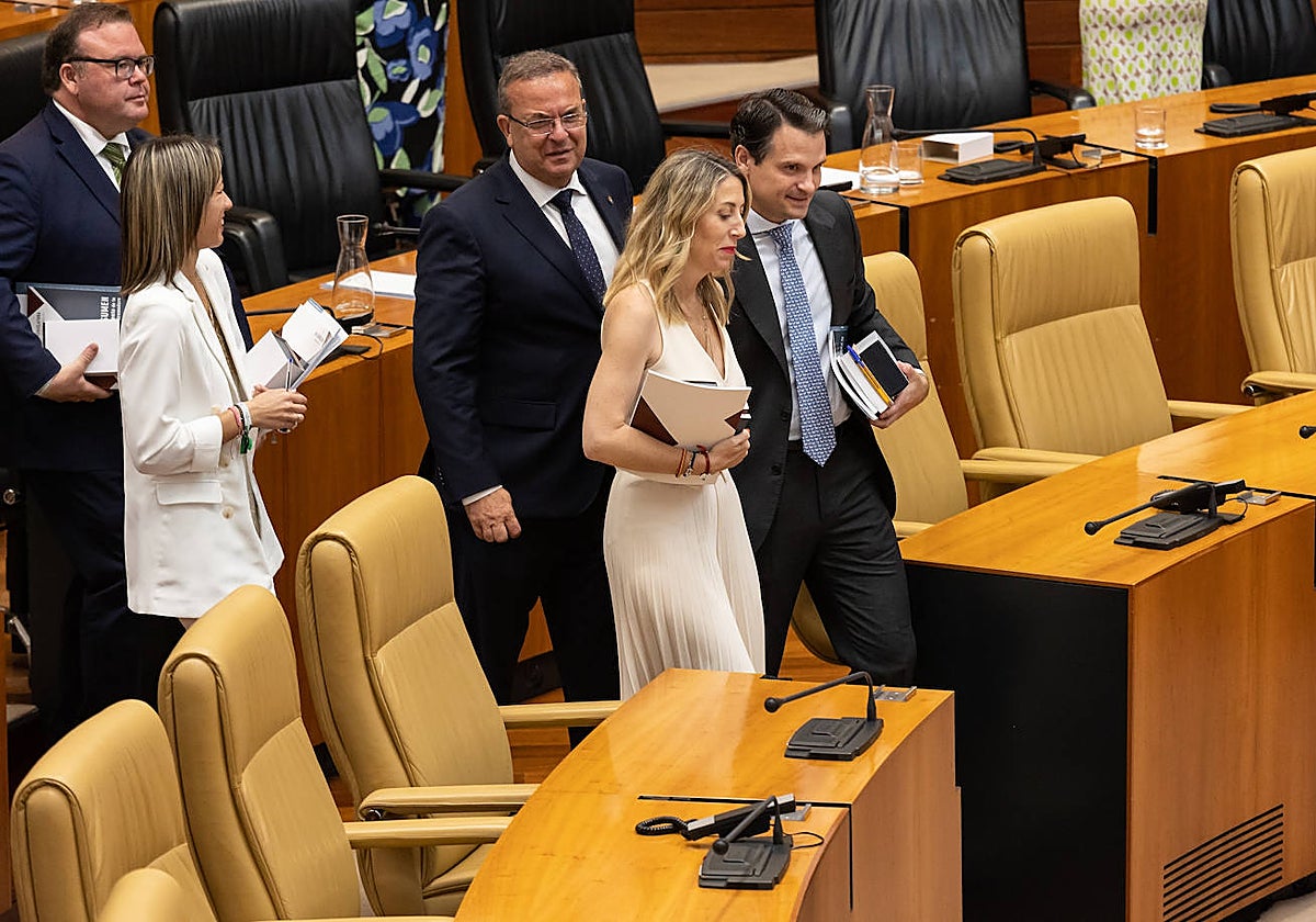 María Guardiola (PP) abandona la Asamblea de Extremadura tras el nombramiento de Blanca Martín (PSOE) como presidenta del órgano de control de la cámara autonómica