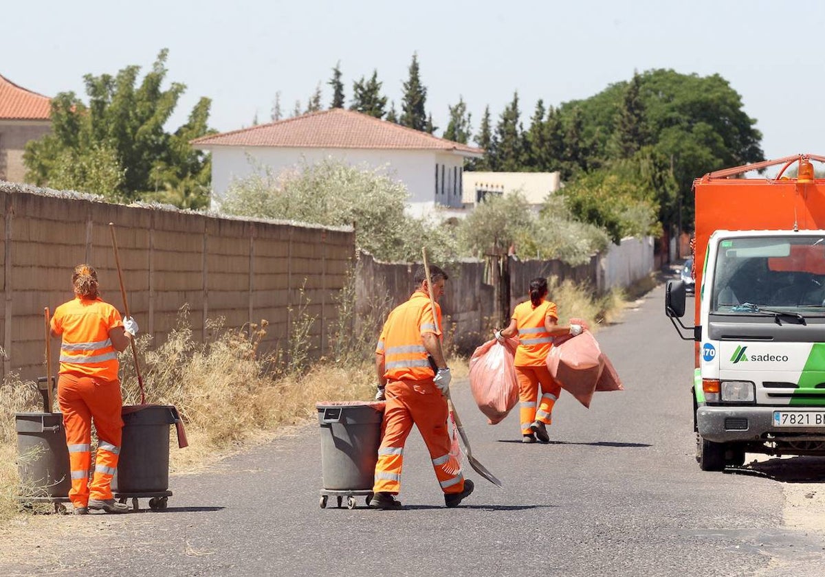 Trabajadores de Sadeco realizando labores de limpieza