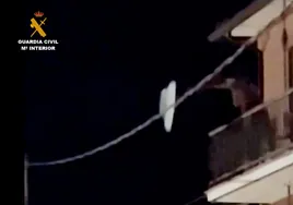 En vídeo: Un hombre baila semidesnudo en su balcón y arroja objetos a los agentes