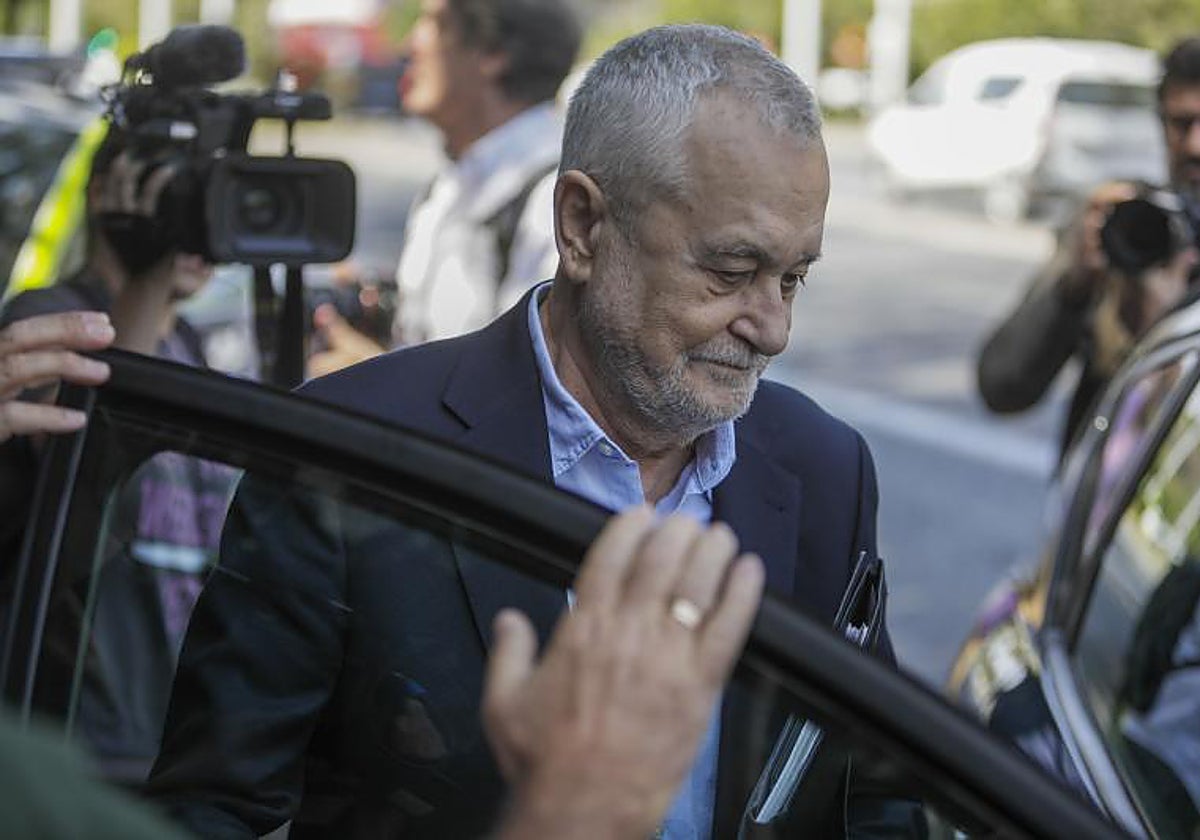 El expresidente de la Junta de Andalucía José Antonio Griñán, tras acudir al examen médico