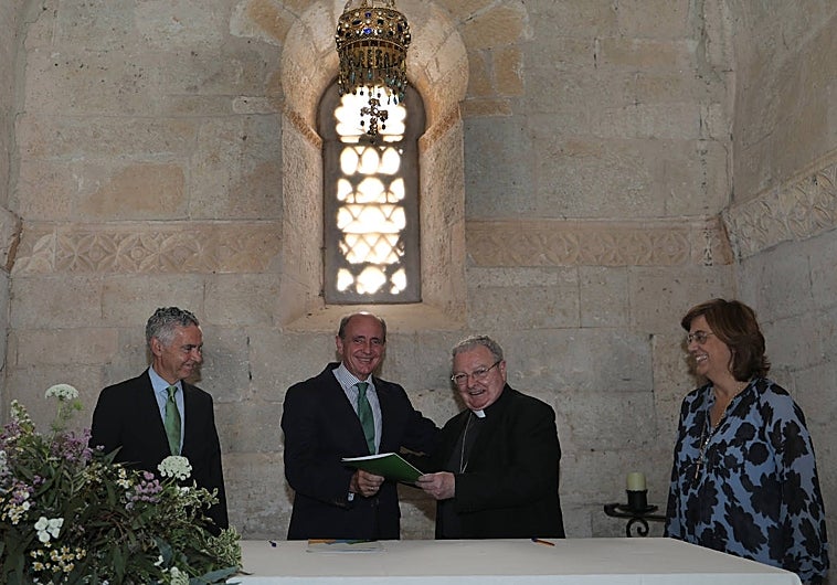 El obispo de la Diócesis de Palencia, Manuel Herrero; y el director del la Fundación Iberdrola España, Ramón Castresana, junto al presidente de la Fundación, Fernando García(I); y la presidenta de la Diputación, Ángeles Armisén, suscriben un convenio para  la iluminación ornamental interior de la basílica
