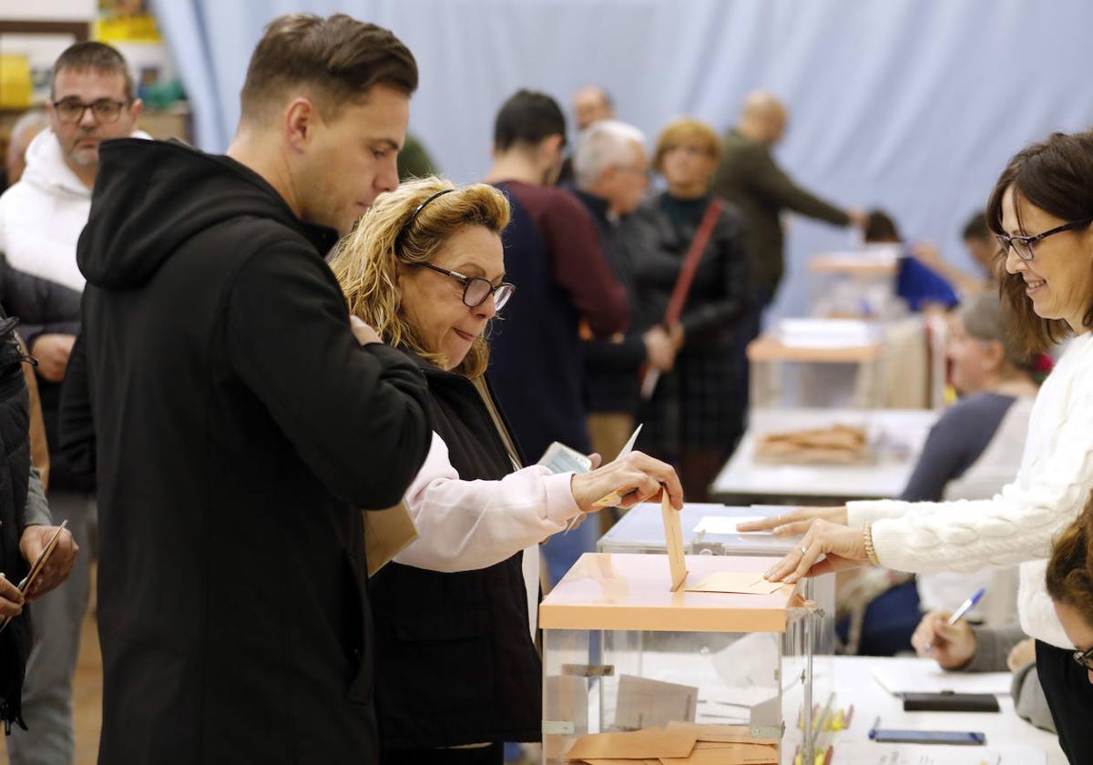 Una mujer vota en un colegio electoral de Córdoba, en las últimas generales