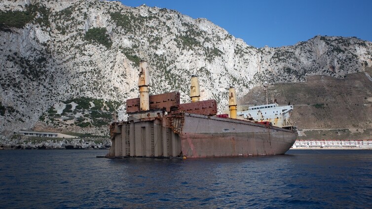 Comienza la cuenta atrás en Gibraltar para reflotar completamente el buque 'OS 35'