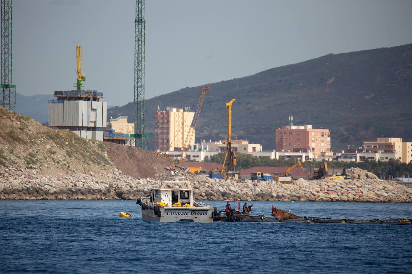 Trabajos que se están llevando a cabo en Gibraltar para reflotar el carguero 'OS 35', semihundido en aguas del Peñón desde el pasado mes de agosto