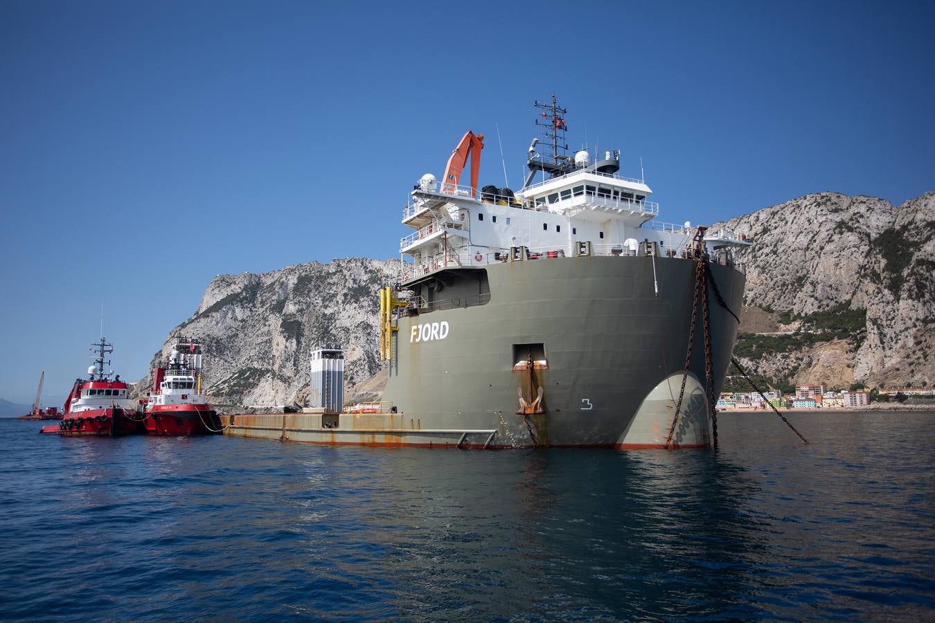 Trabajos que se están llevando a cabo en Gibraltar para reflotar el carguero 'OS 35', semihundido en aguas del Peñón desde el pasado mes de agosto