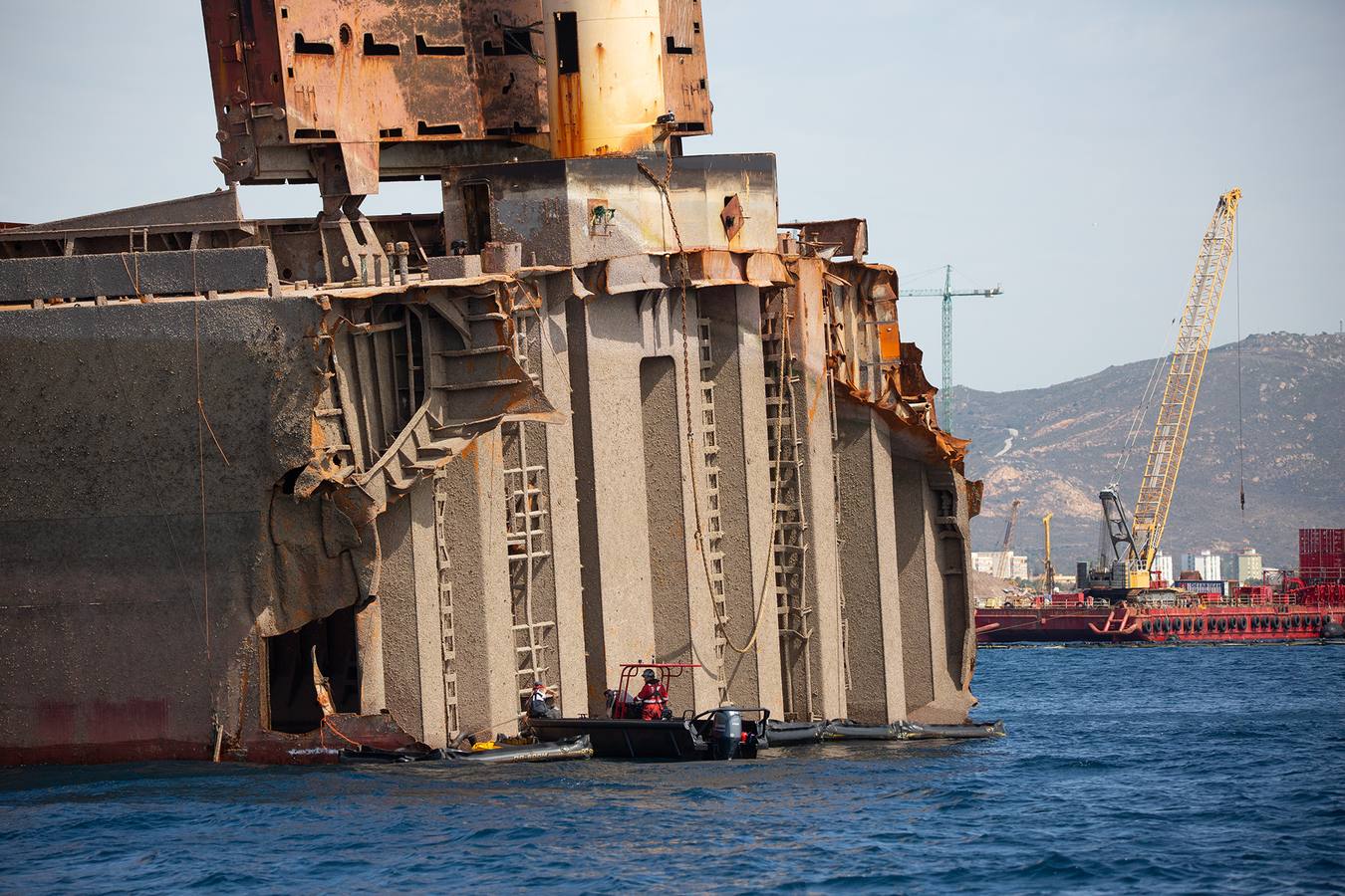 Trabajos que se están llevando a cabo en Gibraltar para reflotar el carguero 'OS 35', semihundido en aguas del Peñón desde el pasado mes de agosto