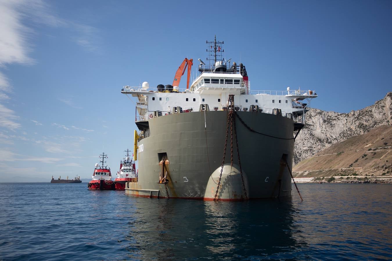 Trabajos que se están llevando a cabo en Gibraltar para reflotar el carguero 'OS 35', semihundido en aguas del Peñón desde el pasado mes de agosto